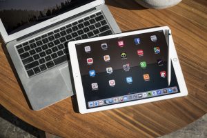 produksi MacBook dan iPad Apple