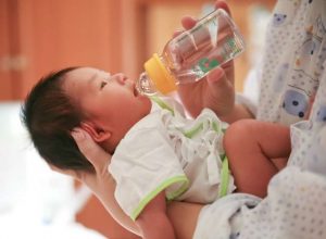 Umur Berapa Bayi Boleh Minum Air Putih dan Panduan Memberikannya dengan Aman